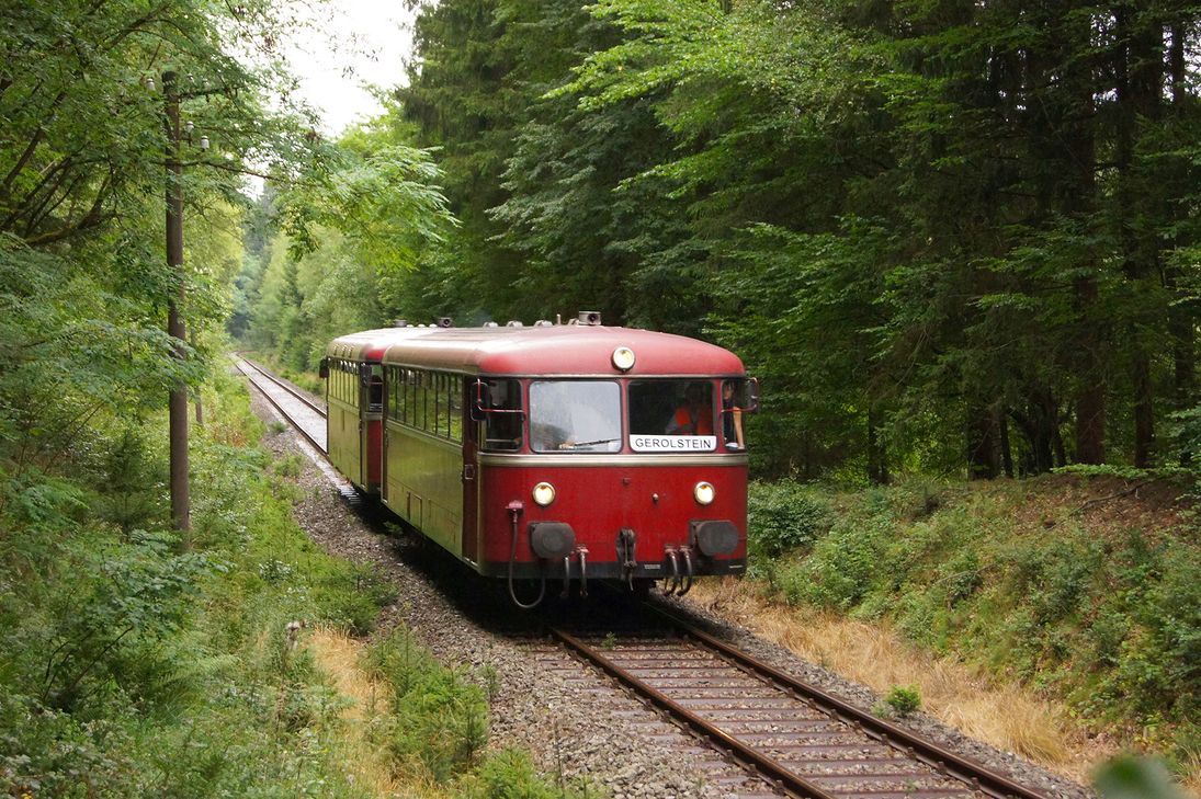 Statt der roten Schienenbusse, die zu Touristenfahrten eingesetzt wurden, könnten in Zukunft wieder Regionalexpresszüge zwischen Kaisersesch und Gerolstein fahren. Archivfoto: Georg Lochner