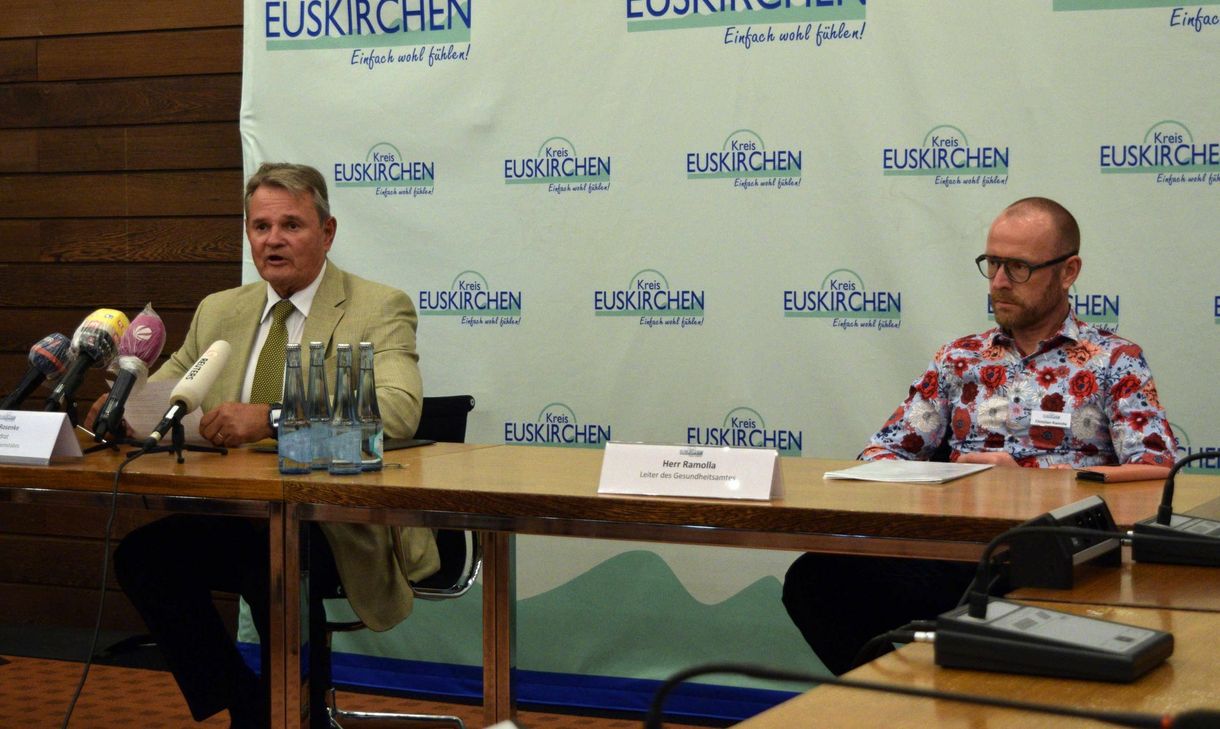 Landrat Günter Rosenke (li.) und Christian Ramolla (re.) zogen im Rahmen einer Pressekonferenz ein erstes Zwischenergebnis. Foto: Scholl