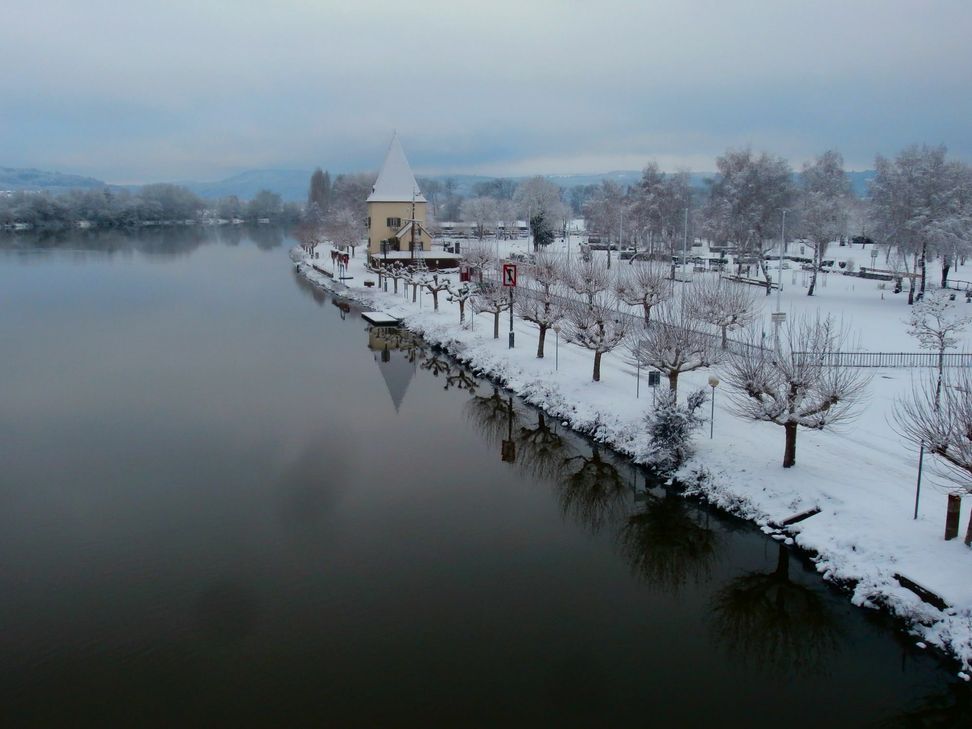Der Schweicher Fährturm mit weißer Pracht. Foto: Diederich