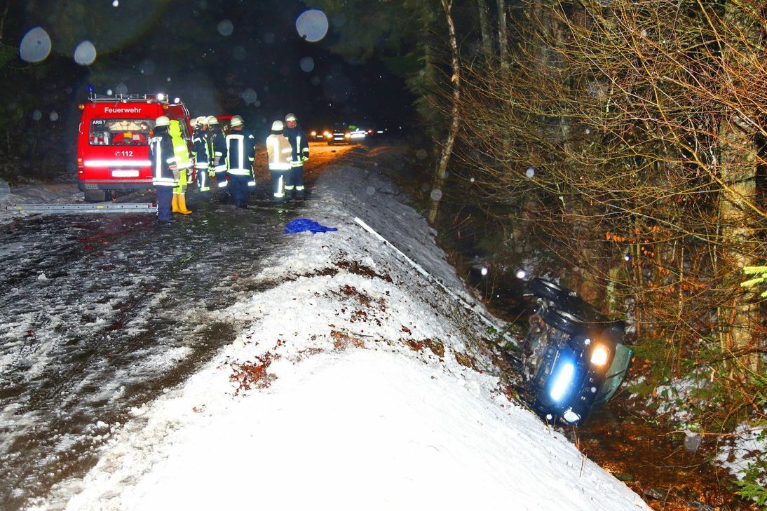 Die Rettungskräfte konnten die Frau schnell aus ihrem Fahrzeug befreien. Foto: Schmitt