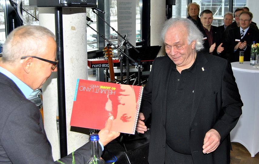 Firmenchef Georg Weiss (l.) verabschiedete mit lobenden Worten und einem Fotobuch voller persönlicher Anekdoten Helmut Lanio nach 40 Jahren aus dem Monschauer Medienhaus.