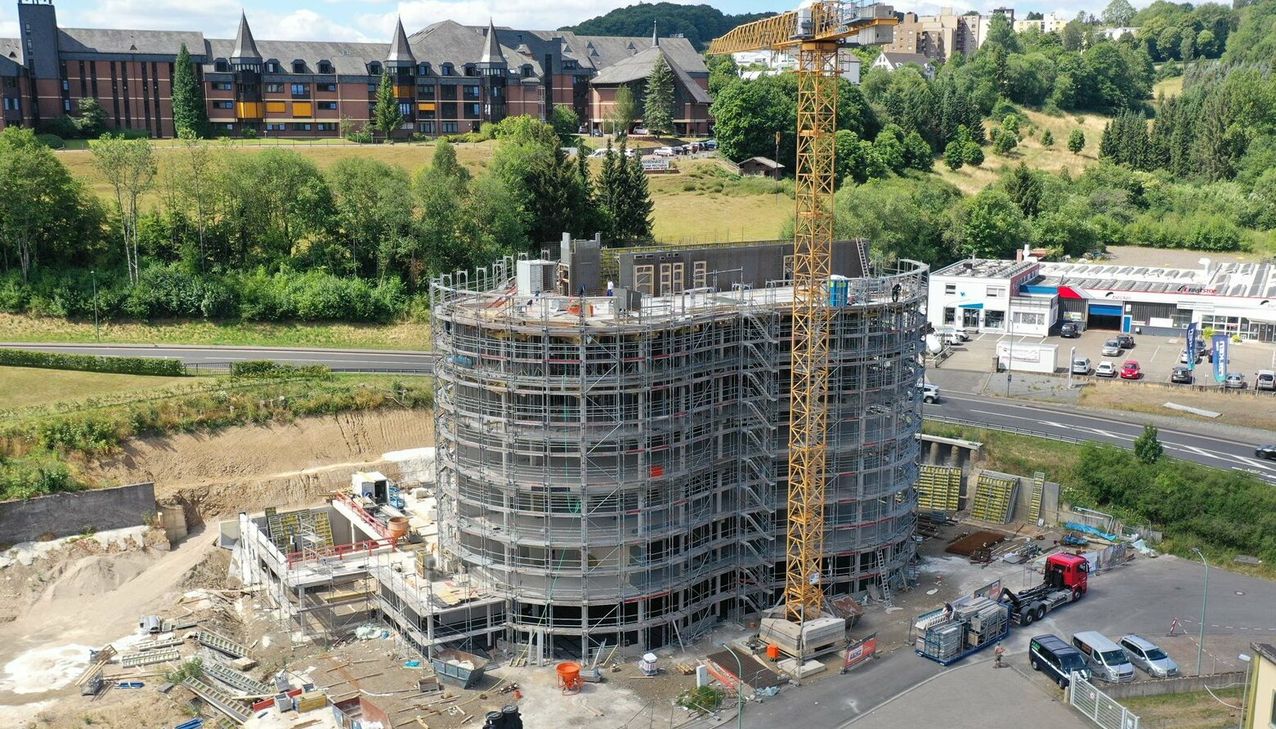 Am Rande Dauns nimmt die Junior Uni Formen an. Mit einer bunten Fassade wird sie in rund einem Jahr erstrahlen.