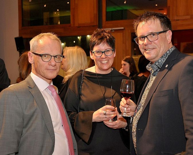 Blankenheims Bürgermeister Rolf Hartmann (rechts) beim Eifel-Ostbelgien-Abend in Berlin mit Ehefrau Anja und Simmeraths Bürgermeister Karl Heinz Hermanns.. Foto: Reiner Züll/pp/Agentur ProfiPress