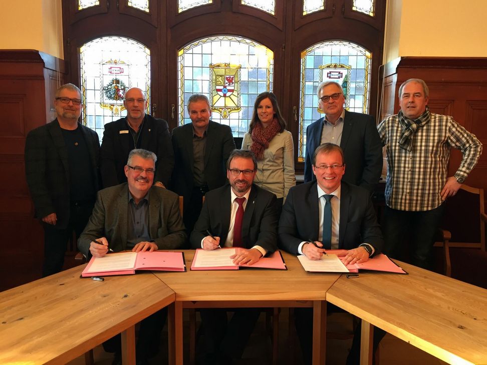 Vorne (von links): Stadtbürgermeister Hans-Peter Ammel, Oberbürgermeister Wolfgang Treis und VG-Bürgermeister Jörg Lempertz. Hinten (von links): Dr. Holger Schaaff, Uwe Hoffmann, Robert Dewald, Alina Wilbert-Rosenbaum, Hans Schüller und Frank Neideck.