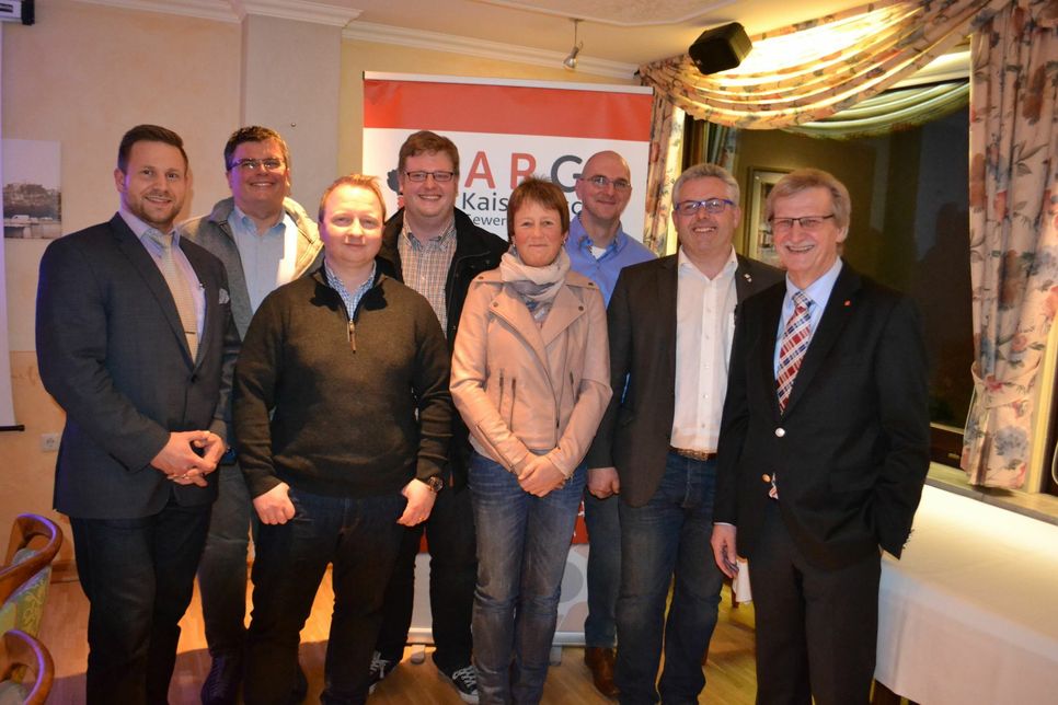 Der Vorstand der ARGE Kaisersescher Gewerbetreibender - zusammen mit VG-Bürgermeister Albert Jung (2. v. r.) - wird die kommenden drei Jahre die Geschicke der Wirtschaftsunternehmen in und um die Eifelstadt "bewegen".