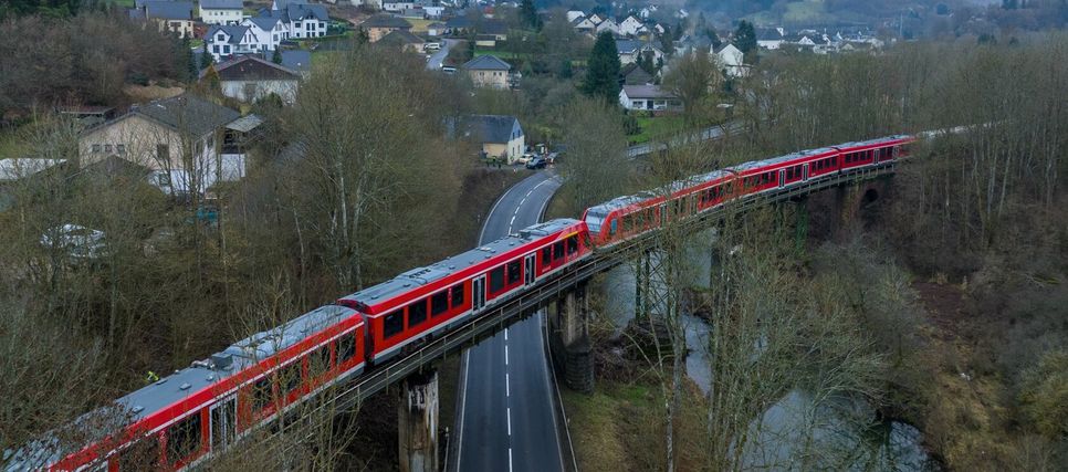 Geht es dem Wunsch vieler Vulkaneifeler nach, würde man künftig öfter Triebwagen auf der Kylltalbrücke sehen – im regulären Betrieb.