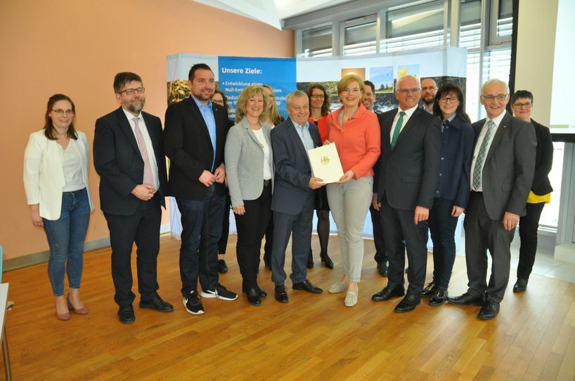 Bundeslandwirtschaftsministerin Julia Klöckner übergibt den Förderbescheid an Landrat Manfred Schnur.