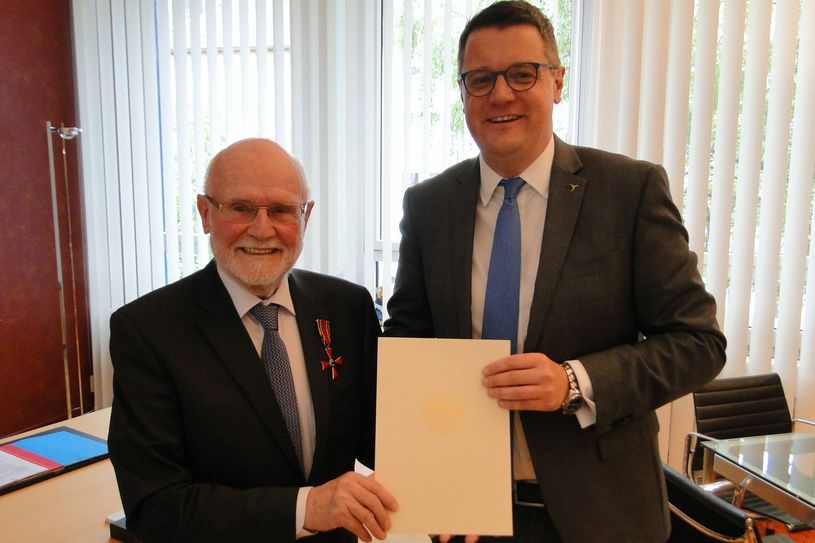 Professor Dr. Ingo Wolff aus Roetgen (li.) wurde mit dem Verdienstkreuz am Bande des Verdienstordens der Bundesrepublik Deutschland ausgezeichnet. Städteregionsrat Dr. Tim Grüttemeier überreichte die Auszeichnung und dankte dem Ordensträger für sein großes Engagement. Foto: Detlef Funken