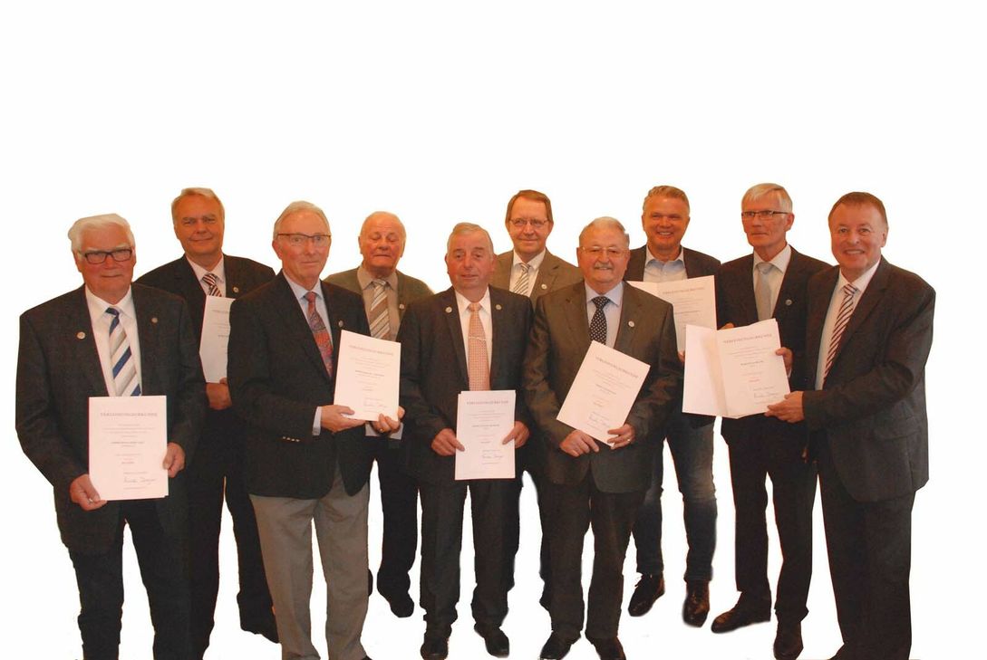 Die Geehrten: Hans-Josef Zipp (v.l.), Erwin Ritterrath, Michael Geschier, Horst Engelstädter, Klemens Milbradt, Thomas Schaaf, Anton Palm, Edgar Rausch, Hans Meyer und Landrat Jürgen Pföhler. Foto: Nolden