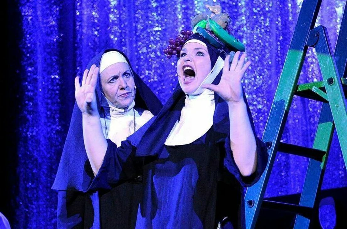Eva Völl als aufmüpfige, lebensfrohe Schwester Robert Anne in »Non(N)sens«, aufgeführt im Oststadt Theater in Mannheim.