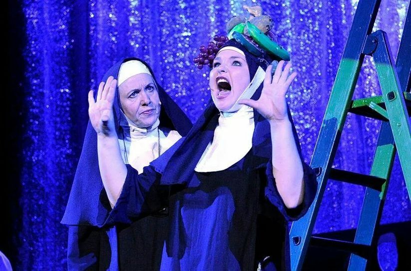 Eva Völl als aufmüpfige, lebensfrohe Schwester Robert Anne in »Non(N)sens«, aufgeführt im Oststadt Theater in Mannheim.