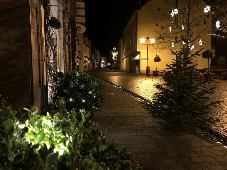 Mit Lichterglanz und Weihnachtsbeleuchtung locken Gemünd und Schleiden die Besucher zum Heimat shoppen. mn-Foto