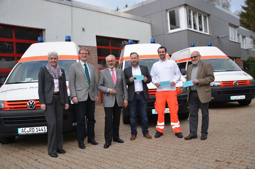Die Fahrer der Krankentransportwagen präsentieren stolz Schlüssel und Auto, die ihnen von Städteregionsrat Helmut Etschenberg, Dezernent Gregor Jansen und Amtsleiterin Marlis Cremer ausgehändigt wurden. Foto: Fö