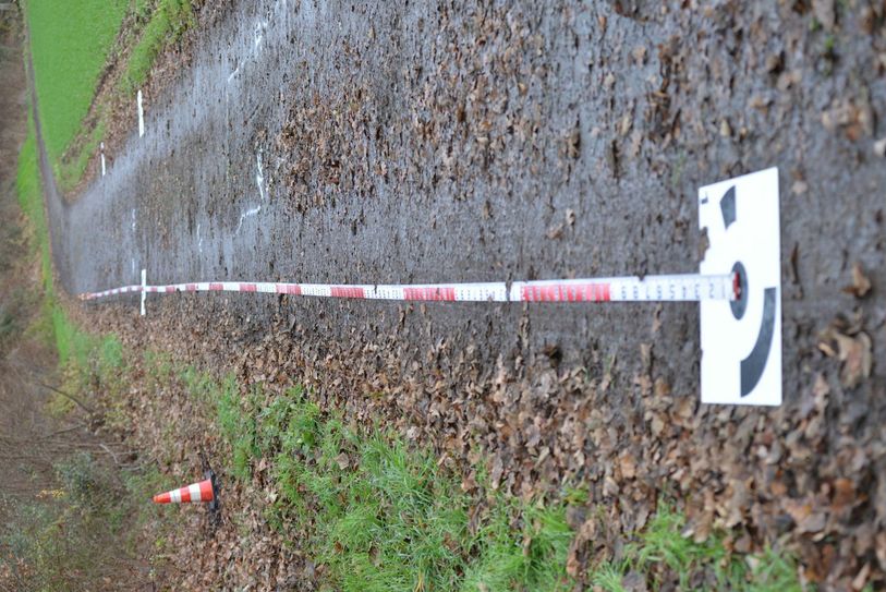 An dieser Stelle, am Ortsrand von Ochtendung, war die Frau am Freitag vergangener Woche gefunden worden. Der Täter hatte sie erschossen und dann angezündet. Foto: Zender