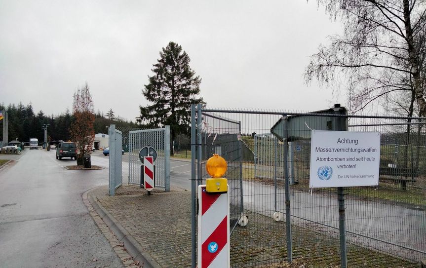 Am Zaun des Fliegerhorstes Büchel fand ein "Schilderwechsel" statt.