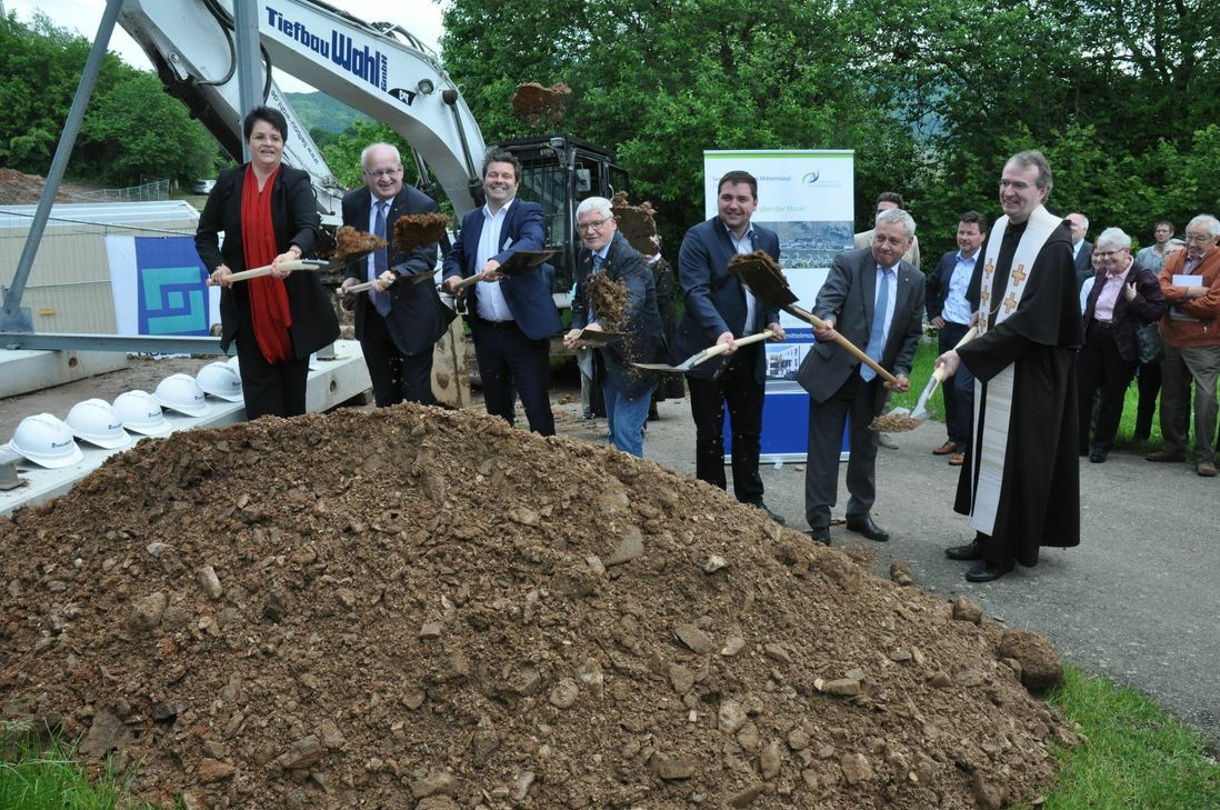 Frisch ans Werk: Mit dem ersten Spatenstich ist das Projekt Seniorenzentrum Mittelmosel in Zell auf den Weg gebracht. In etwas mehr als einem Jahr soll es fertig sein.