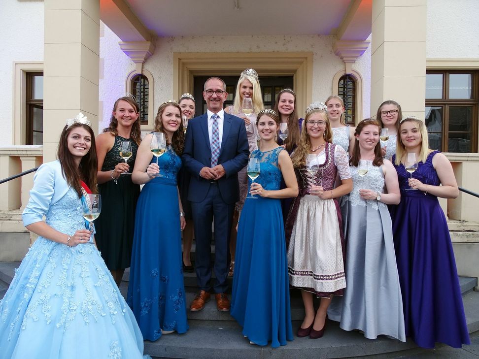 Bürgermeister Joachim Weber und verschiedene Weinmajestäten.