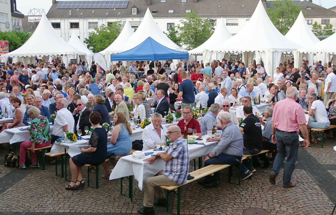 Viele Gäste kamen zur Vorstellung der neuen Weinkandidatinnen.