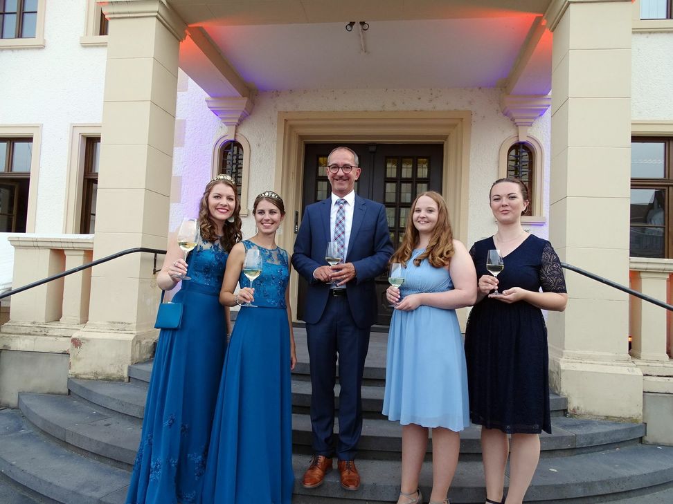 Bürgermeister Joachim Weber mit der amtierenden Weinkönigin Lena Marx und den drei neuen Kandidatinnen.