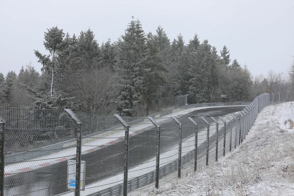 Am Nürburgring bremste Schnee die Boliden der Langstrecke aus.