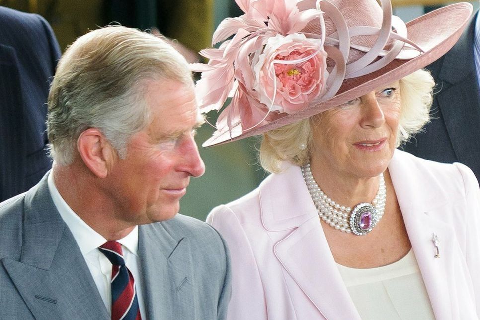 Am 6. Mai wird nicht nur König Charles III. offiziell zum König gekrönt. Auch »seine Königin«, die Queen Consort Camilla wird mit Krone von Queen Mary gekrönt –  von König Charles III.   Fotoarchiv:   Wikipedia