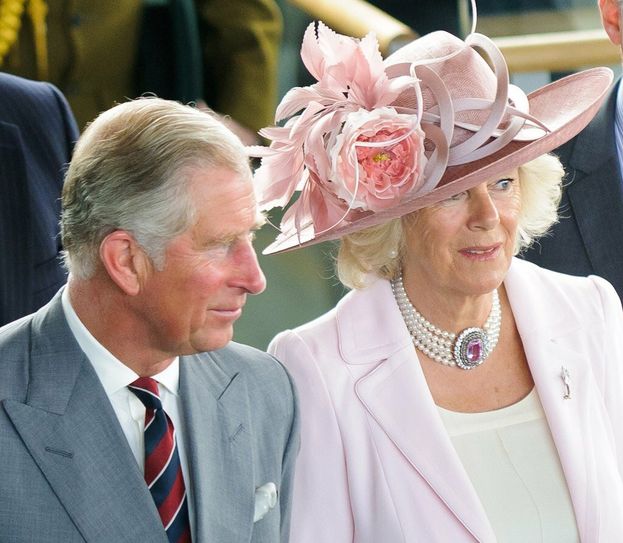 Am 6. Mai wird nicht nur König Charles III. offiziell zum König gekrönt. Auch »seine Königin«, die Queen Consort Camilla wird mit Krone von Queen Mary gekrönt –  von König Charles III.   Fotoarchiv:   Wikipedia