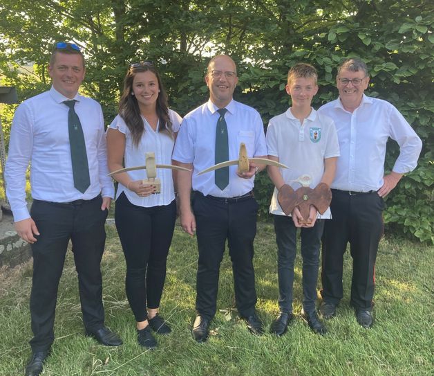 Die an Fronleichnam ermittelten Majestäten werden kommenden Montag gekrönt (v.l.): Thomas Voßen (Schießmeister), Melanie Ahns (Prinzessin), Leon Bünten (Schülerprinz) und Brudermeister Axel Buch.