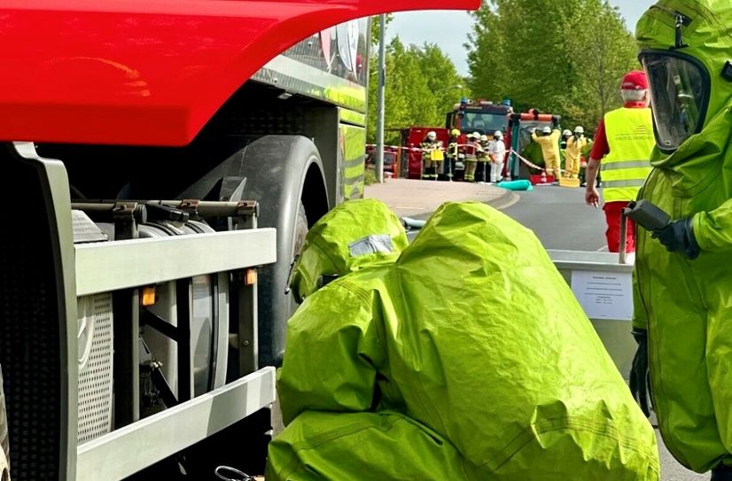 Zwei Feuerwehrleute bei Löscharbeiten auf dem Bahnhofsgelände.
