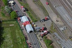 Zwei Feuerwehrleute bei Löscharbeiten auf dem Bahnhofsgelände.