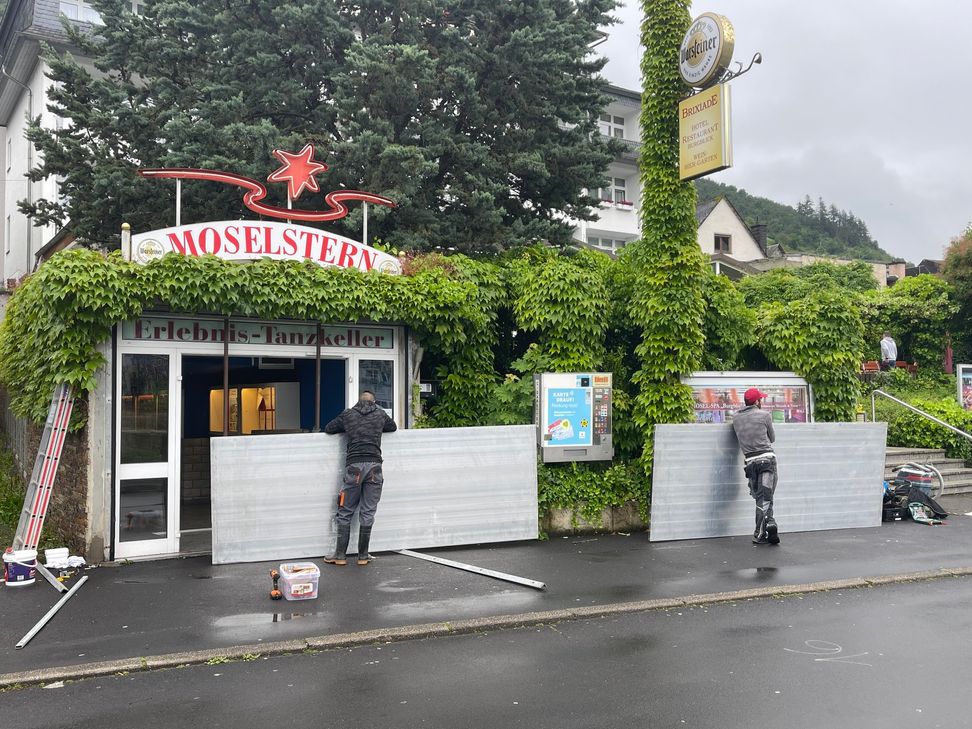 Die Anwohner bauen derzeit Hochwasserwände auf.