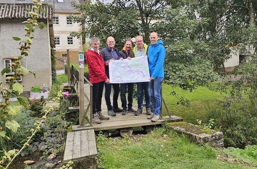 Von links: Die Bürgermeister der Verbandsgemeinden Simmern-Rheinböllen, Michael Boos; Kastellaun, Christian Keimer; Hunsrück-Mittelrhein, Peter Unkel; Kirchberg, Peter Müller sowie Landrat Volker Boch.