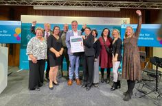 Freude über den Erfolg bei den Akteuren aus der Eifelgemeinde Nettersheim: Bürgermeister Norbert Crump erhält die Urkunde zur Auszeichnung im Wettbewerb »Landespreis für familienfreundliche Kommunen 2025« aus den Händen von Ministerin Josefine Paul.