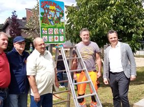 Gemeinsam mit Vertretern der Ortsvereine eröffnete Bürgermeister Sacha Reichelt den neuen Spielplatz.