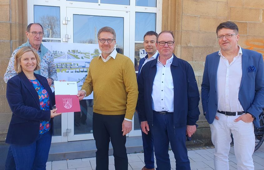 Ministerin Katrin Eder übergibt Stadtbürgermeister Andreas Reymann den Bewilligungsbescheid für die Umgestaltung der Park & Ride-Anlagen am Saarburger Bahnhof.