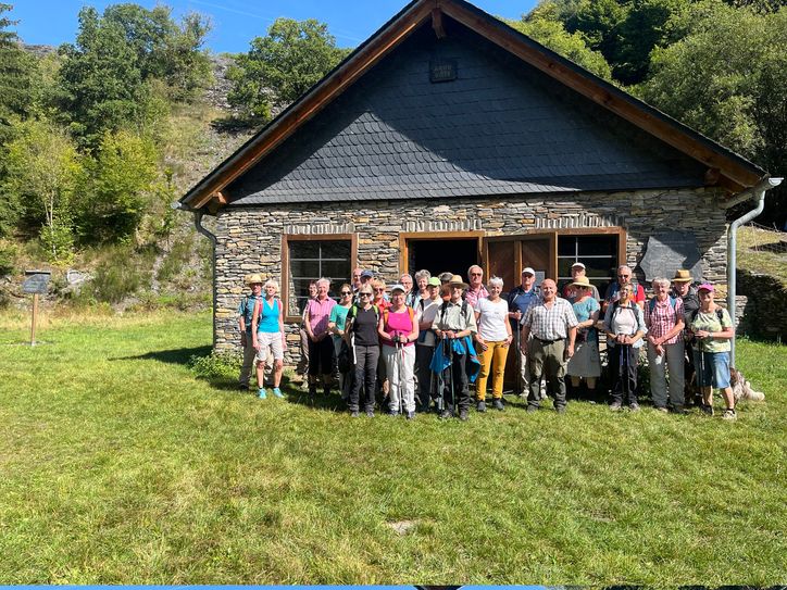 Zusammen vor dem Spalthaus im Kaulenbachtal.