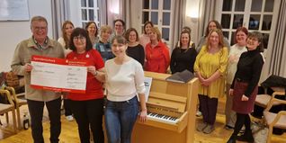 Bei der Scheckübergabe (v.l.): Der Vorsitzende des Männergesangvereins Liederkranz Blankenrath Walter Justen, Filialleiterin Beate Büchel, Chorleiterin Diana Betcher, sowie Sängerinnen des Frauenchores »Klangfarben«.