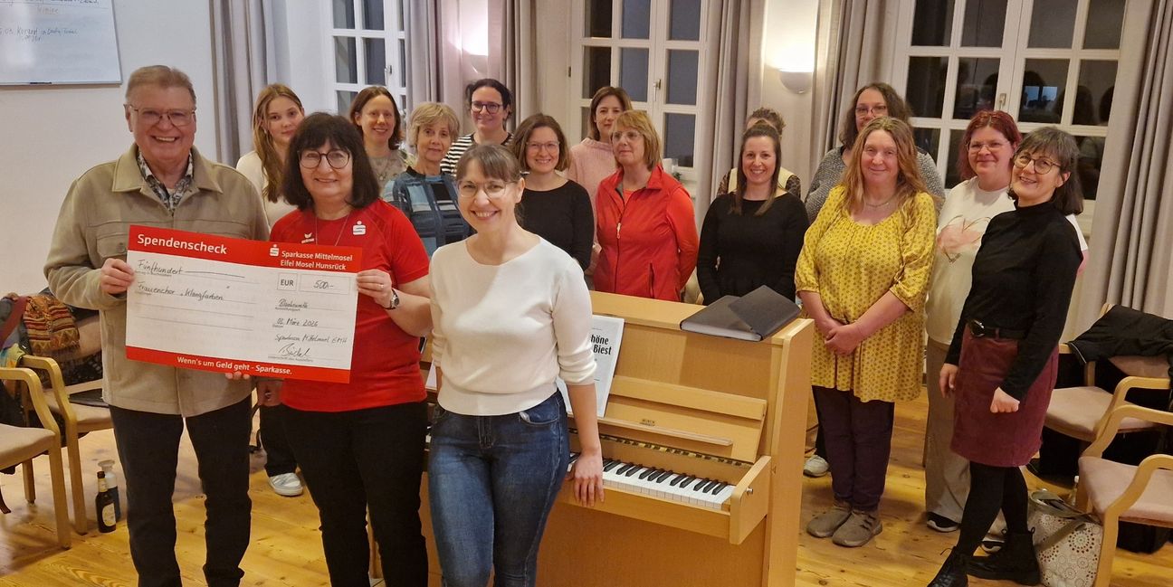 Bei der Scheckübergabe (v.l.): Der Vorsitzende des Männergesangvereins Liederkranz Blankenrath Walter Justen, Filialleiterin Beate Büchel, Chorleiterin Diana Betcher, sowie Sängerinnen des Frauenchores »Klangfarben«.