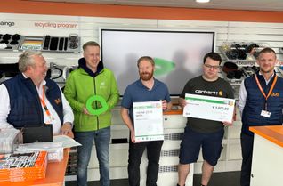 Die membion GmbH um Dipl.-Ing. Dirk Volmering (Head of R&D) freut sich über den mit 1000 Euro dotierten »grünen vector award« , der ihr von igus verliehen wurde.