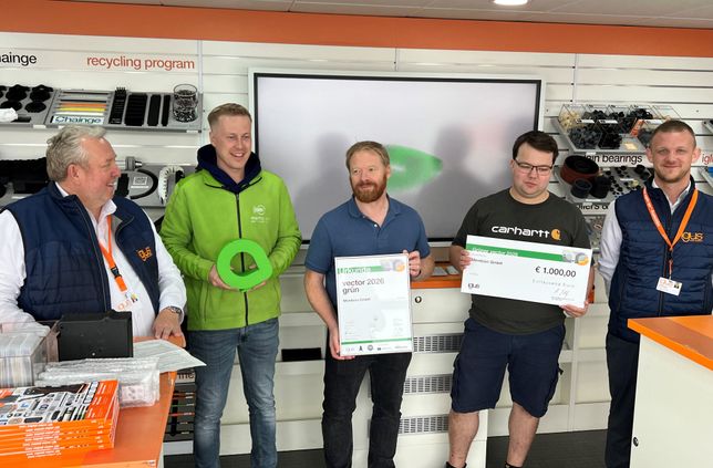 Die membion GmbH um Dipl.-Ing. Dirk Volmering (Head of R&D) freut sich über den mit 1000 Euro dotierten »grünen vector award« , der ihr von igus verliehen wurde.