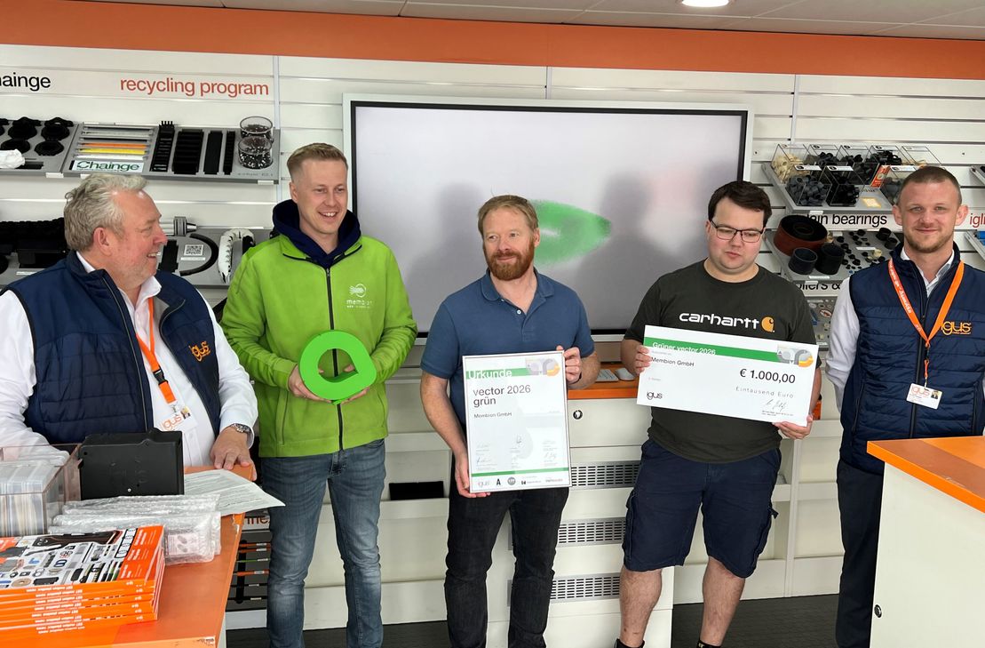 Die membion GmbH um Dipl.-Ing. Dirk Volmering (Head of R&D) freut sich über den mit 1000 Euro dotierten »grünen vector award« , der ihr von igus verliehen wurde.