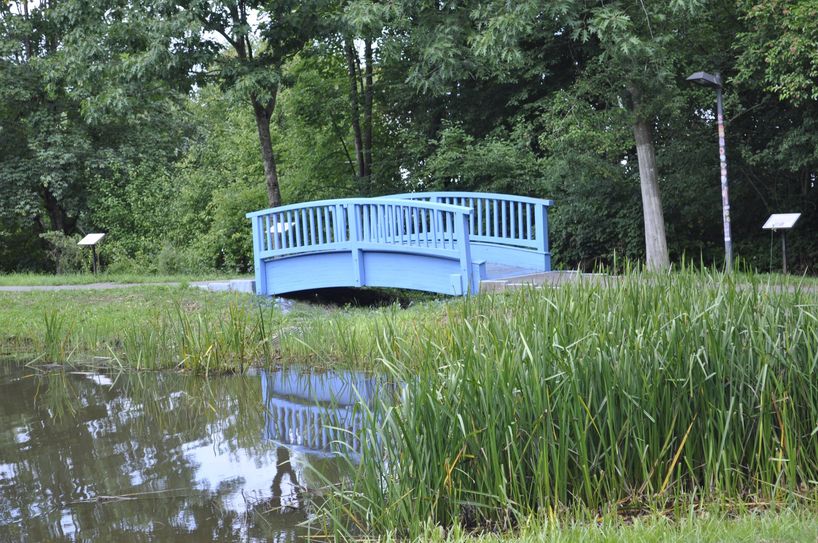 Unbekannte haben eine Fußgängerbrücke sowie eine angrenzende Parkbank vollständig mit blauer Farbe gestrichen. Inzwischen konnten mögliche Tatverdächtige ermittelt werden.