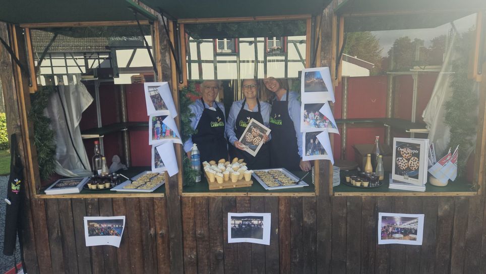 Die Eifeler Landfrauen aus Rohren und Widdau trumpften mit selbstgebackenen Monschauer Dütchen, leckerem Eierlikör und Trevvel. Außerdem präsentierten sie ihr eigenes Kochbuch "Omas Rezepte".