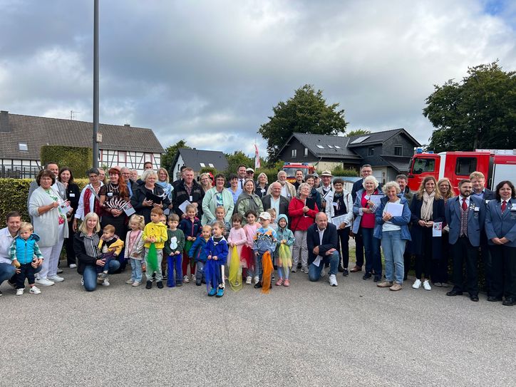 Herzlicher Empfang: Die Rohrener Dorfgemeinschaft und die Kindergartenkinder begrüßten die Landesjury gemeinsam mit Ortsvorsteher Maik Gabbert und den politischen Vertretern am Gemeindehaus.