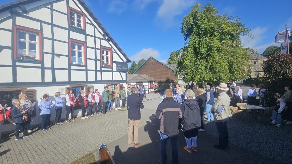 Am Festsaal wurde die Kommission herzlich empfangen von der Dorfbevölkerung und der Lyra Rohren.