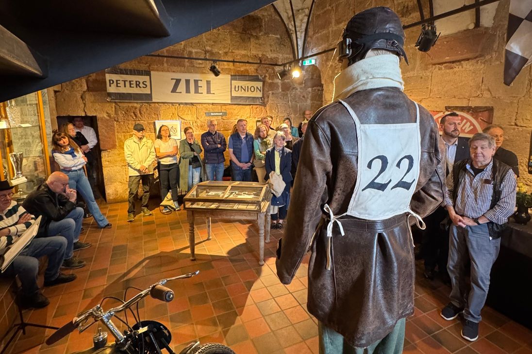 Eintauchen in die Welt der Eifelrennen vor 100 Jahren. Bis zum 23. August dreht sich im Burgenmuseum Nideggen alles um den Motorsport.