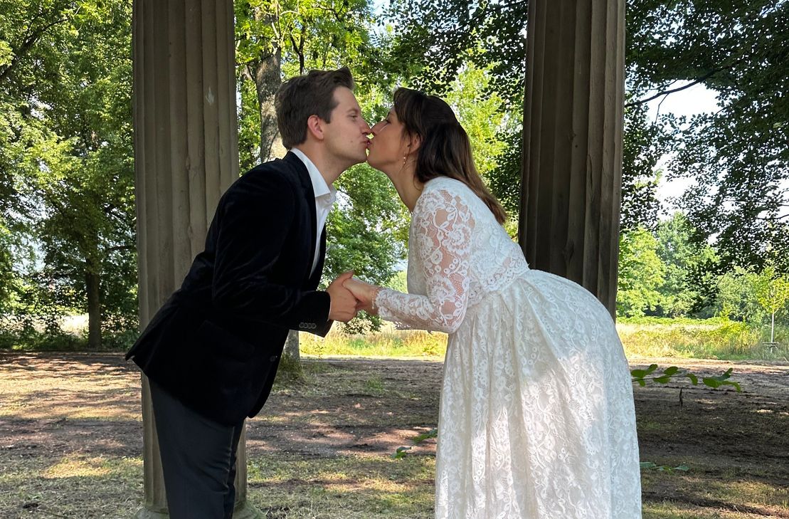 Im Zentrum steht ein einziges Paar: Agnes und Michael, gespielt von Hannah Noack und Sebastian Schaffer. Das Publikum begleitet die beiden durch fünf Jahrzehnte Beziehung – von den ersten Momenten des Verliebtseins bis zum stillen Miteinander im Alter.