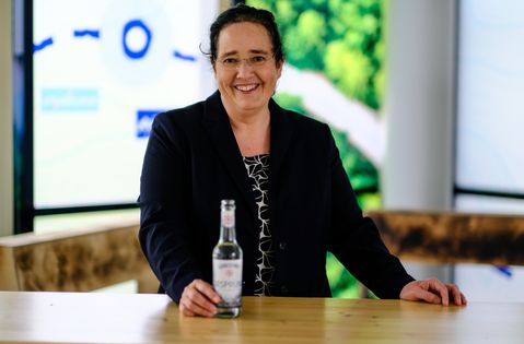 Seit 2023 leitet Sabine Diße die kaufmännischen Geschicke der Traditionsfirma Gerolsteiner, die in Deutschland der Marktführer unter den Markenwässern ist. Das soll auch so bleiben. Was die Sauerländerin an kaufmännischen Jobs ganz besonders reizt: Probleme zu lösen, die kein anderer lösen kann.