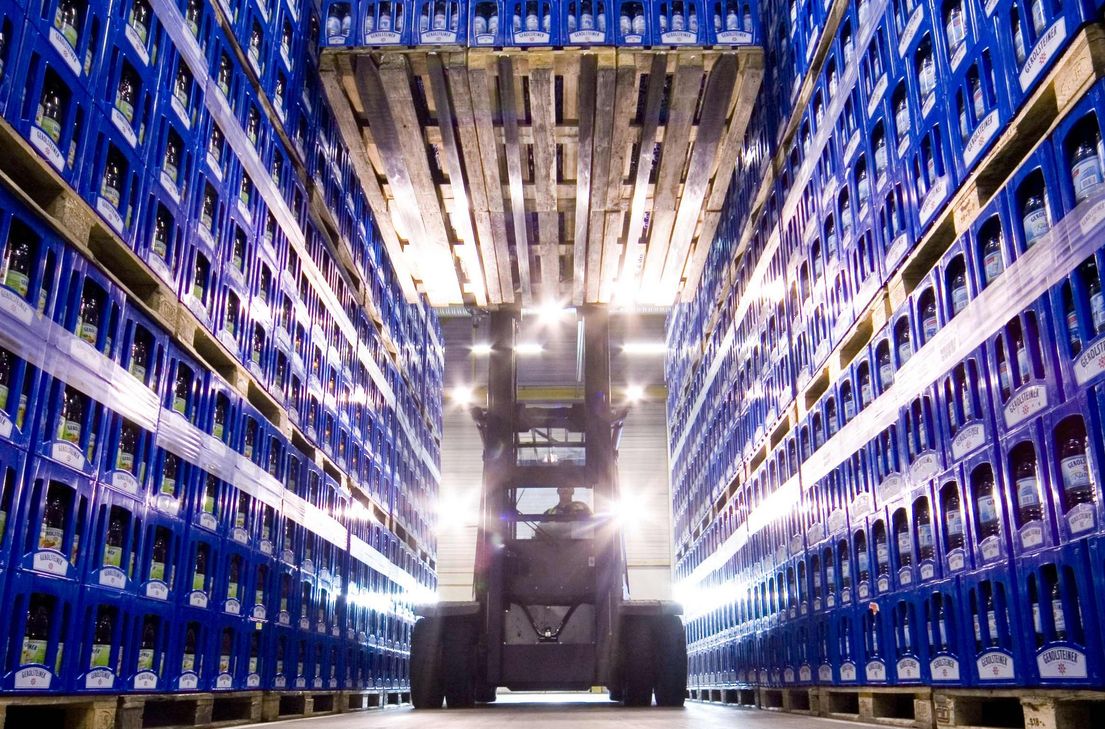 Das Traditionsunternehmen Gerolsteiner besteht mittlerweile seit 135 Jahren. Im Bild: Paletten mit Gerolsteiner Mineralwasser.