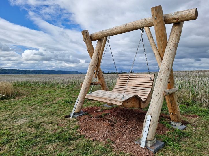 Die Himmelsschaukel, die auf der „Konzer Höhenrunde“ in der Nähe von Trier zu einer Pause einlädt.