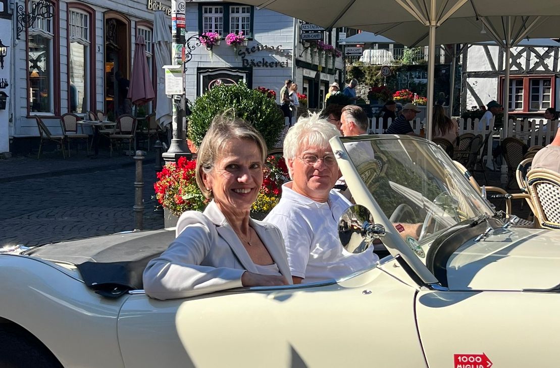 Rotary-Präsidentin Martina Schmitz und Oldtimer-Fan Dieter Meuthen sorgen im Austin-Healey, einer britischen Sportwagenmarke, für Vorfreude auf die Oldtimer Days am 6. und 7. September in der Monschauer Altstadt.